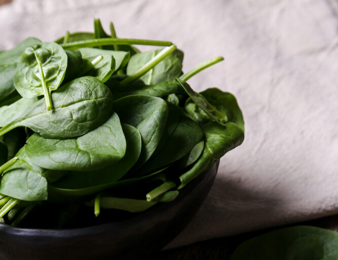 Las espinacas son conocidas por ser una excelente fuente de nutrientes y ofrecen una amplia gama de beneficios para la salud. A continuación mencionamos algunos.